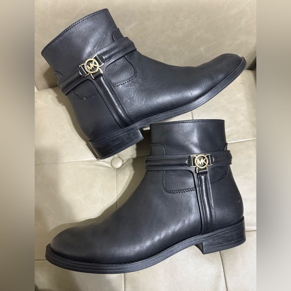 Michael Kors Black boot for women. - Picture 7 of 8